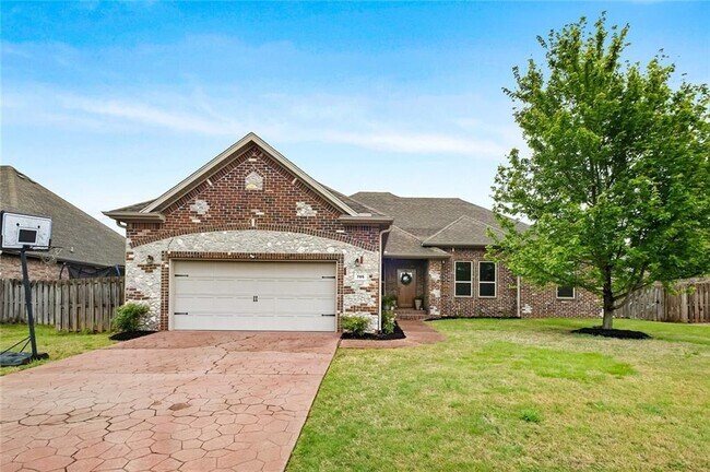 Building Photo - 705 SW Elmside Dr