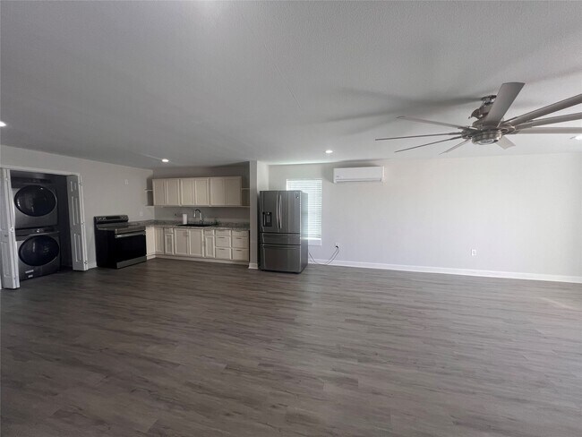 Foto del edificio - 8110 Bullard Rd