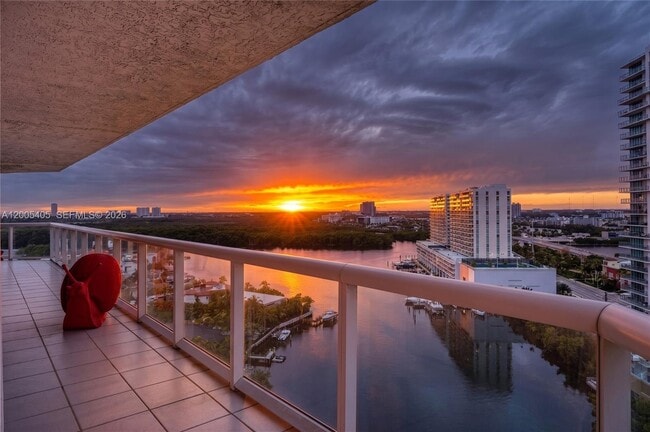Building Photo - 16500 Collins Ave