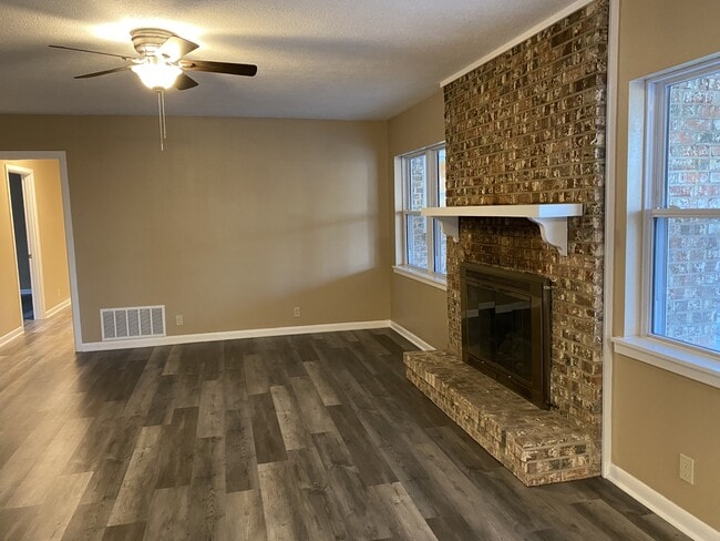 Building Photo - 2 Knightsbridge Pl