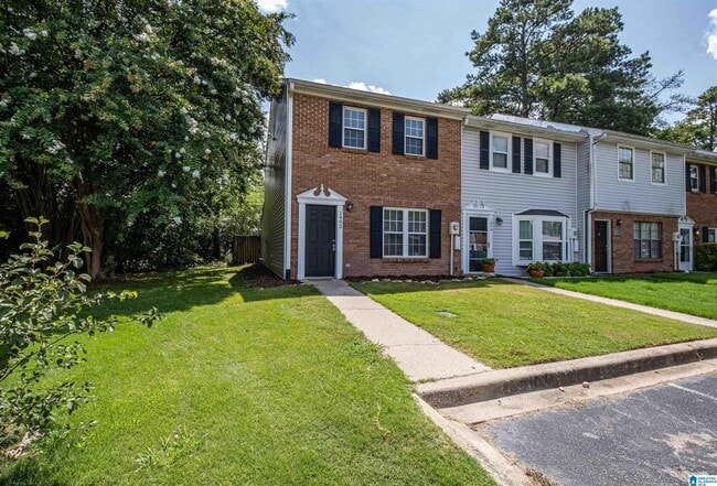 Building Photo - 1402 Applegate Dr