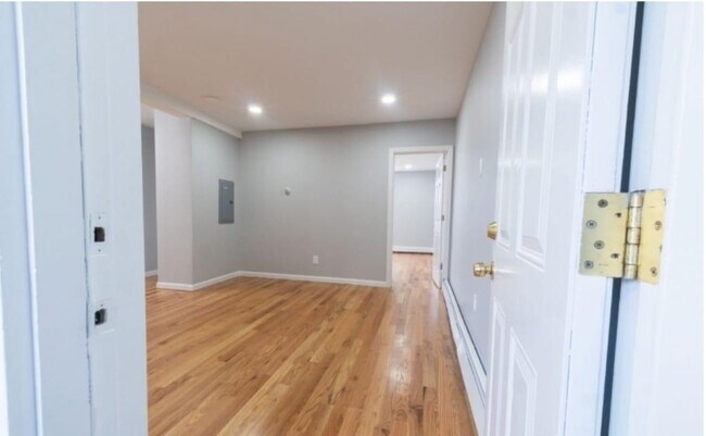 Building Photo - 586 N 11th St