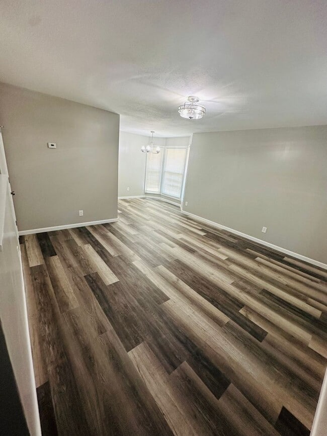 Building Photo - Cozy & Comfortable Condo!