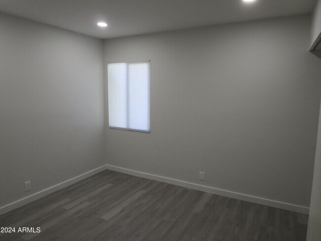 Foto del edificio - 1450 E Bethany Home Rd