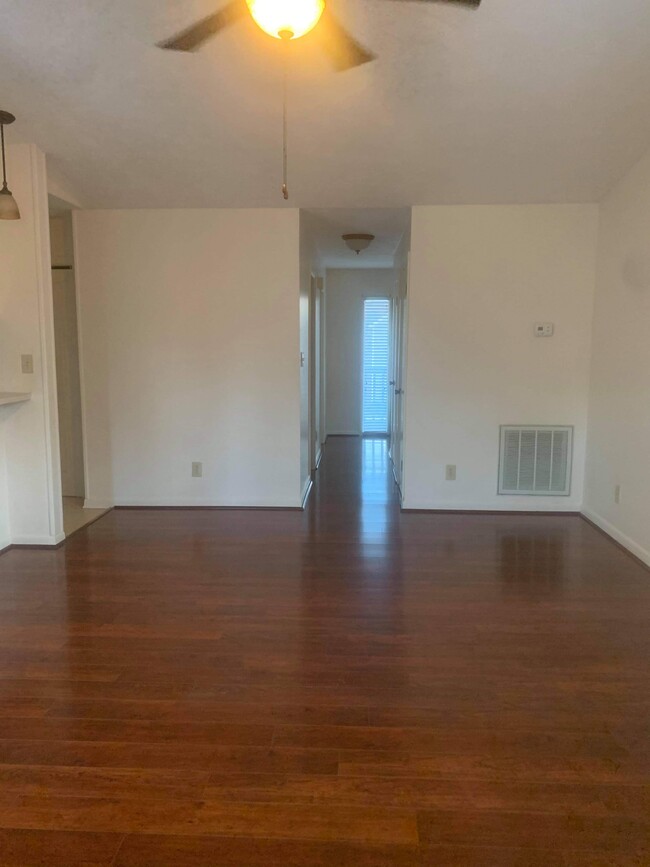 Building Photo - 677 Bartons Landing Pl