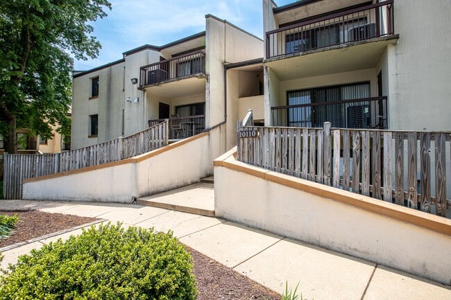 Building Photo - Welcoming 2 BR/2 BA Condo in Greater Upper...