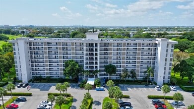 Building Photo - 3050 N Palm Aire Dr