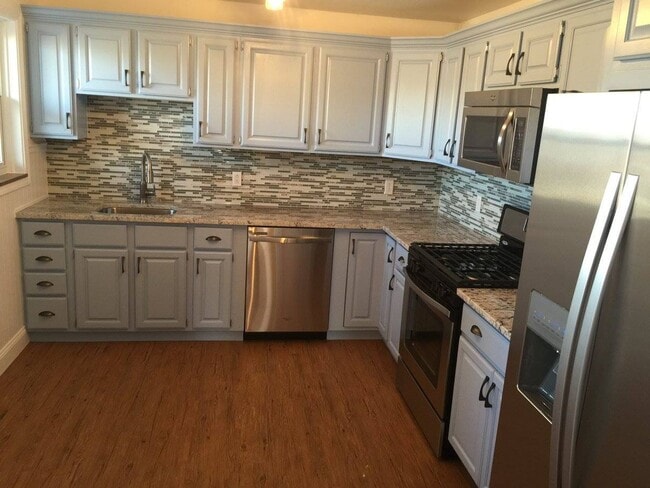 Foto del edificio - Beautiful South Side Renovation -- Convenience of the flats, peace and quiet of a dead end street!