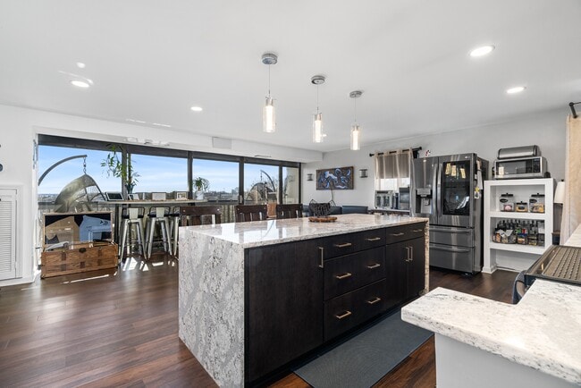 Building Photo - 3558 Shore Dr