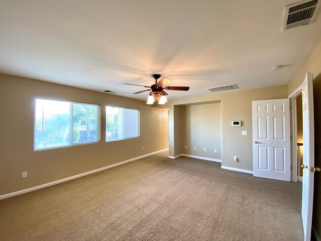 Foto del edificio - $3,100, Beautiful 4 Bed, Solar Panels, ZER...