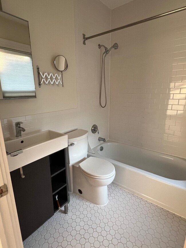 Building Photo - 19 Anderson St