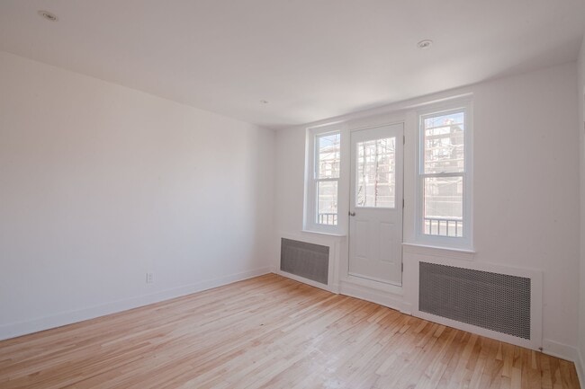 Building Photo - 2105 Rue Chomedey