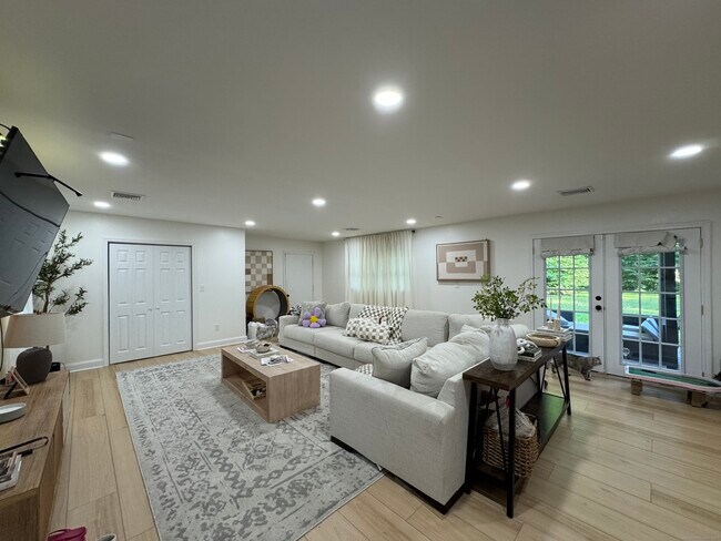 Building Photo - 57 Lovers Ln
