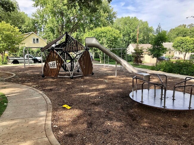 Parque remodelado al otro lado de la calle. - 797 Clayland St