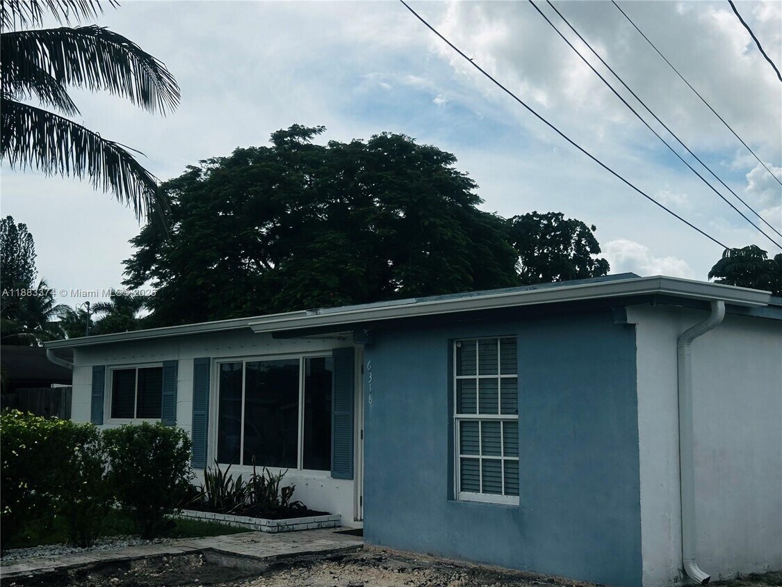 Foto principal - 6318 NW 24th Ct