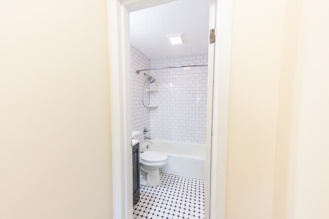 Bathroom - 3196 Mathieson Dr NE