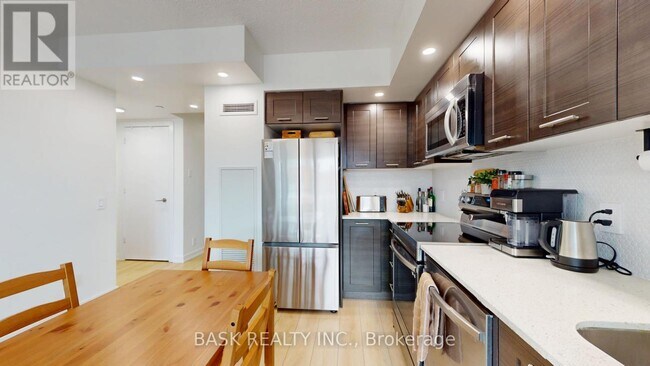 Photo du bâtiment - 2220 Lake Shore Blvd W