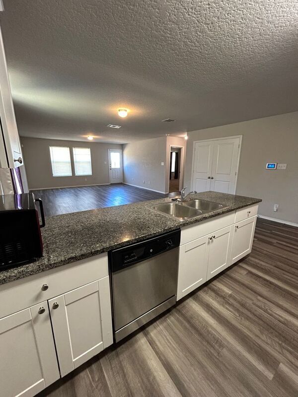 Building Photo - 10254 Robbins Bluff