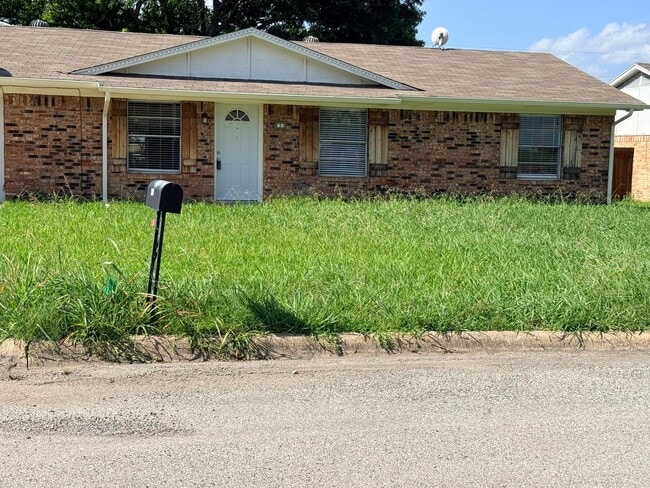 Building Photo - 810 S Western Hls Dr