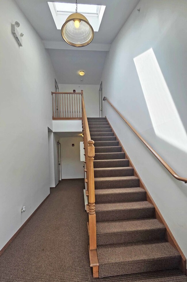 Building Photo - 614 E Whispering Oaks Ct