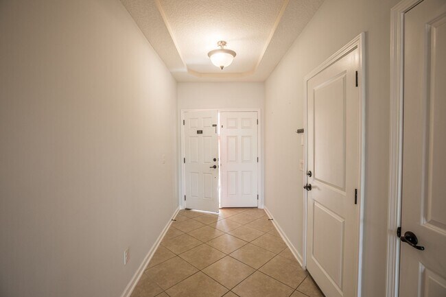 Building Photo - Great townhome with 2 car gargar and washer/dryer