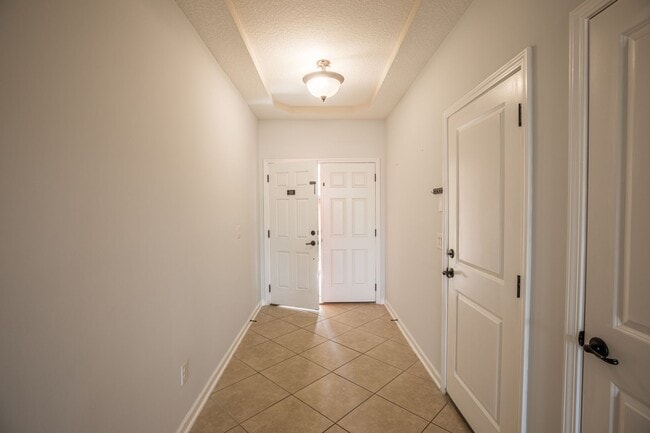 Foto del edificio - Great townhome with 2 car gargar and washer/dryer