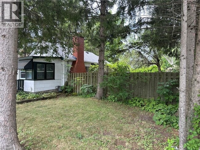 Building Photo - 3852 Roxborough Ave