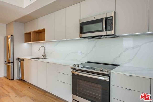 Foto del edificio - 7077 Willoughby Ave