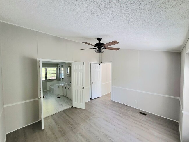 Foto del edificio - Stunning 3-bedroom, 2-bathroom home locate...