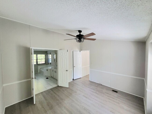 Building Photo - Stunning 3-bedroom, 2-bathroom home located in Charlotte, NC