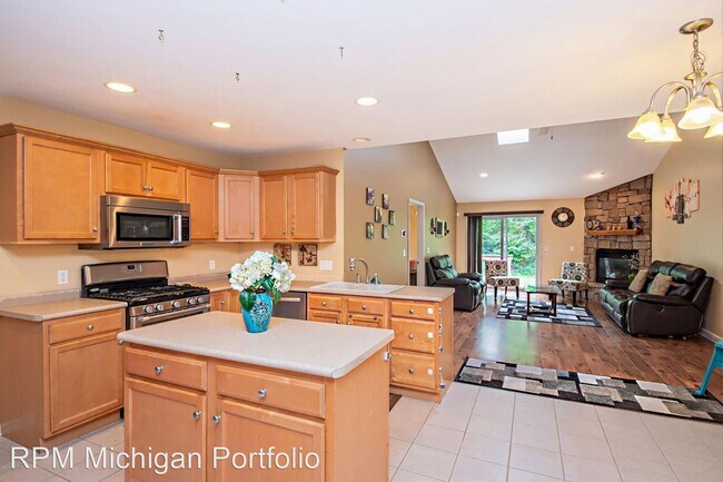Building Photo - 4 br, 3.5 bath House - 2500 Holiday Place