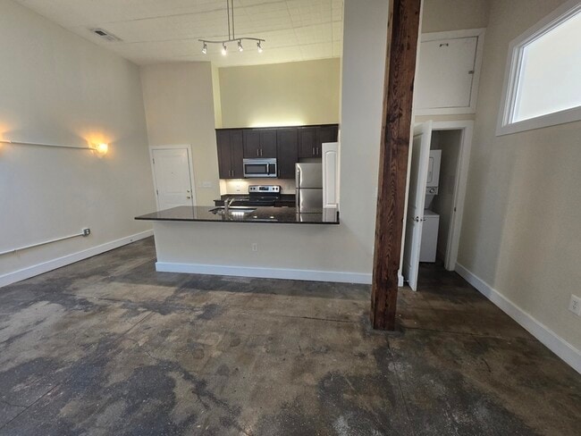 Building Photo - 7 W 13th St