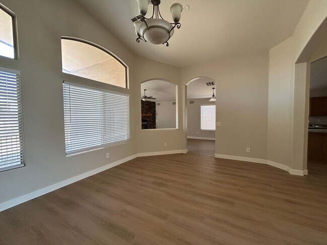 Building Photo - 434 E Chicory Pl