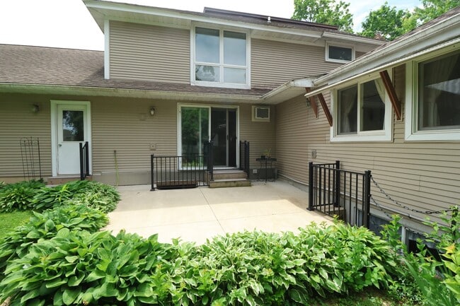 Building Photo - 1345 Blue Mounds St