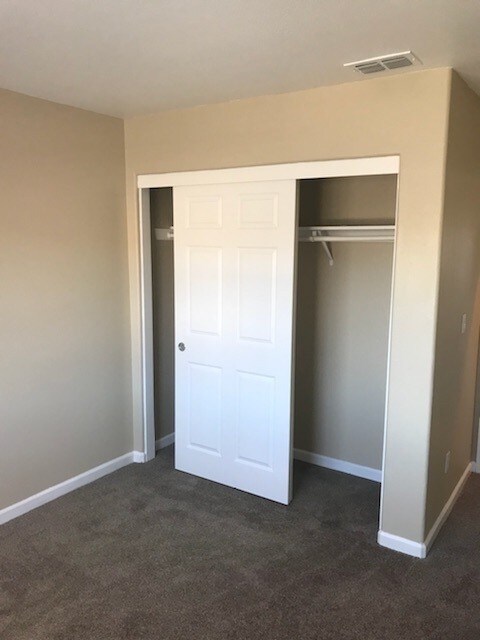 Building Photo - Spacious 5 Bedroom 3 Bath Tracy Home