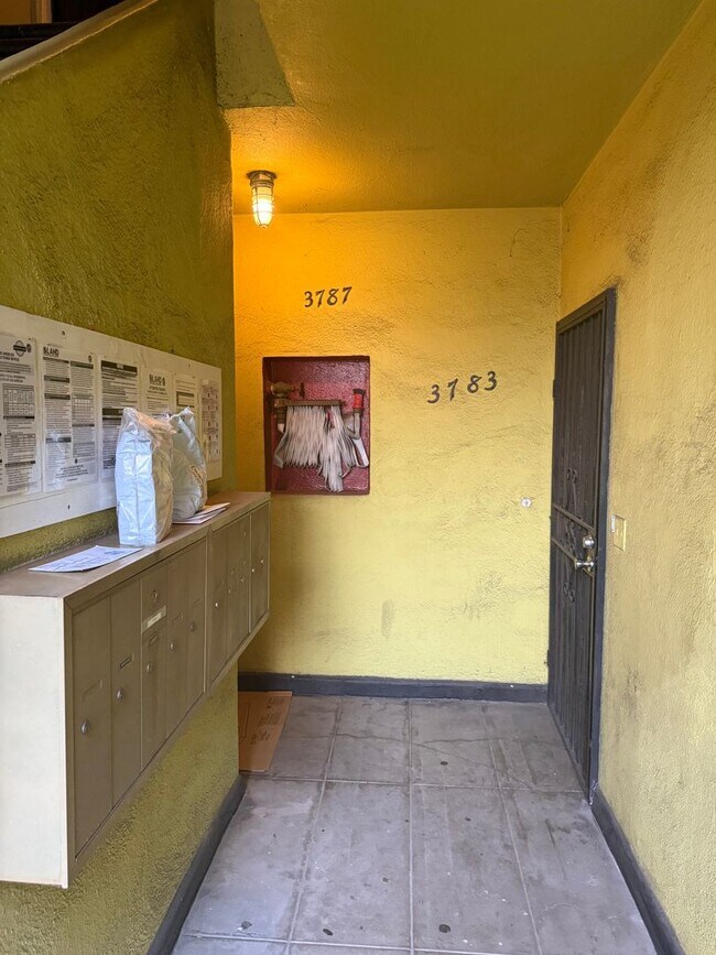 Foto del edificio - 3787 1/2-3789 W 9th St