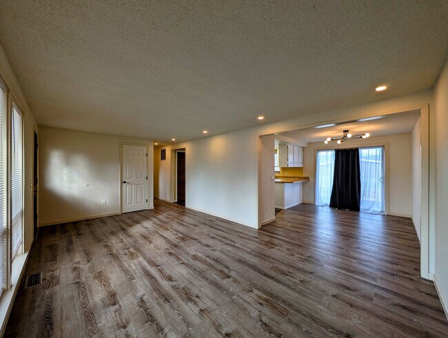 Foto del edificio - 3-Bedroom Home w/ 2-Car Garage & Fenced-In Backyard