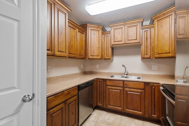 Building Photo - 1922 N Crest Rd