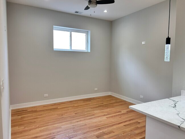 Foto del edificio - 4121 W Montrose Ave