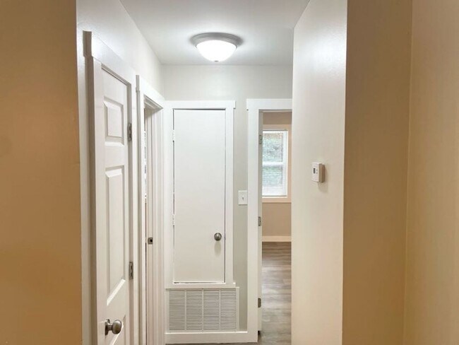 Foto del edificio - Welcome to this charming 2 bedroom, 1 bath...