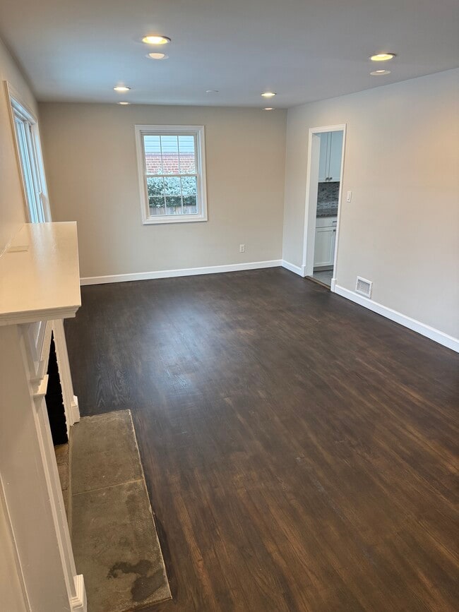 Sala de estar desde la puerta de entrada - 4915 Strathmore Ave