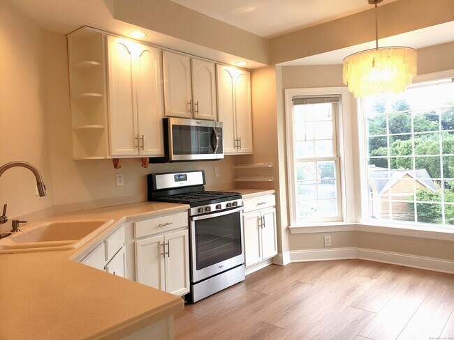 Building Photo - 10 Hayestown Rd