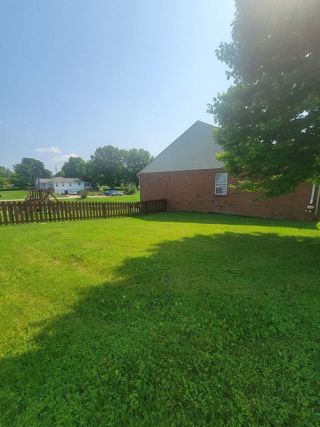 Building Photo - Three Bedroom House With Large Yard In She...