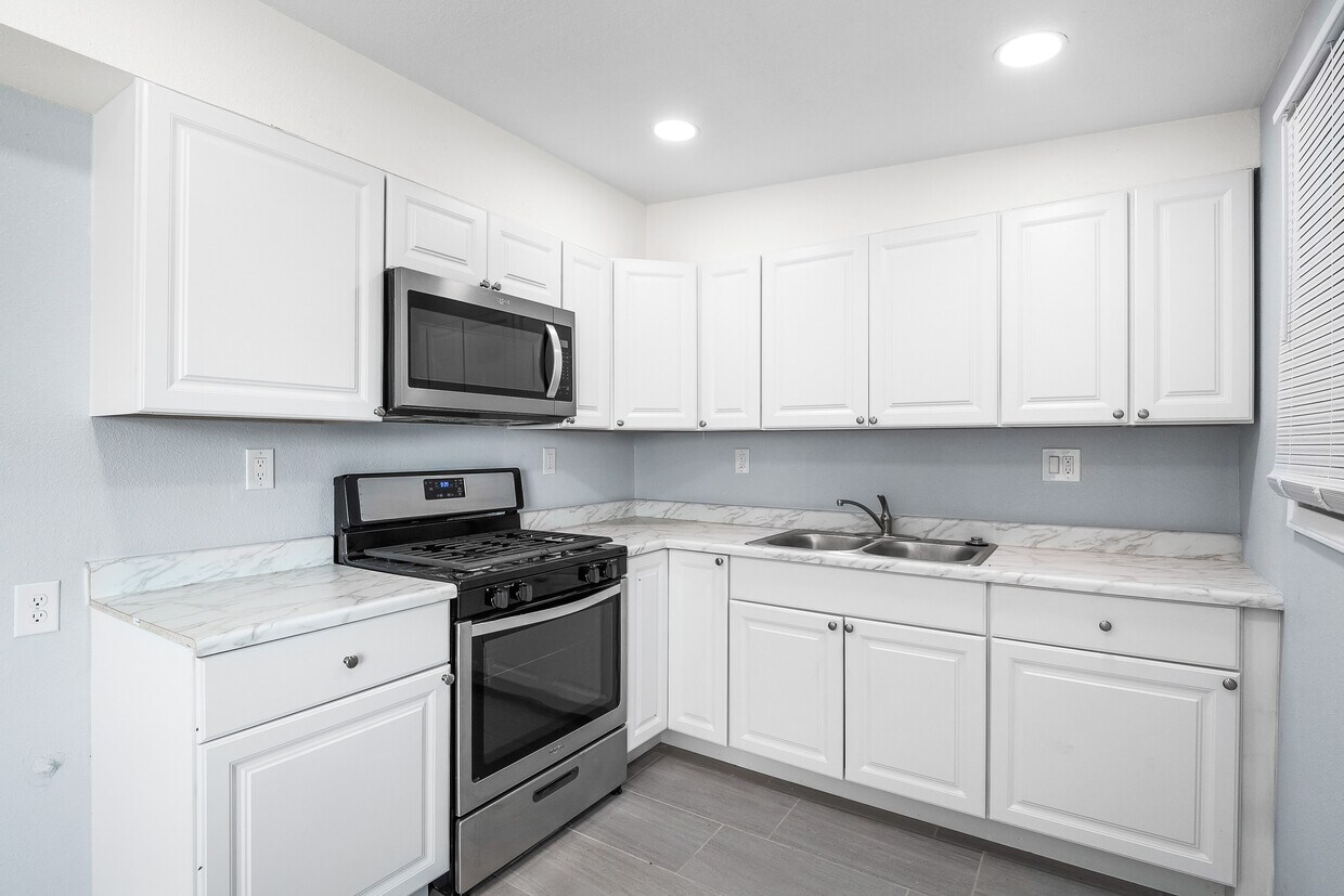 Building Photo - 24182 Tamarisk Ave