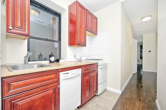 Building Photo - 414 E 71st St