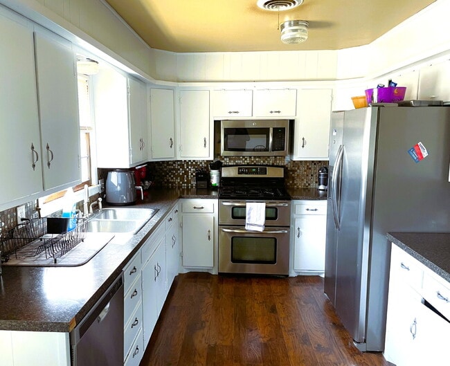 Building Photo - Beautiful Home in Medical District!