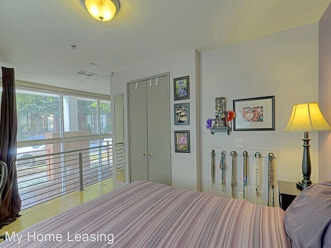 Foto del edificio - 1 br, 1 bath House - 297 McDonald Avenue
