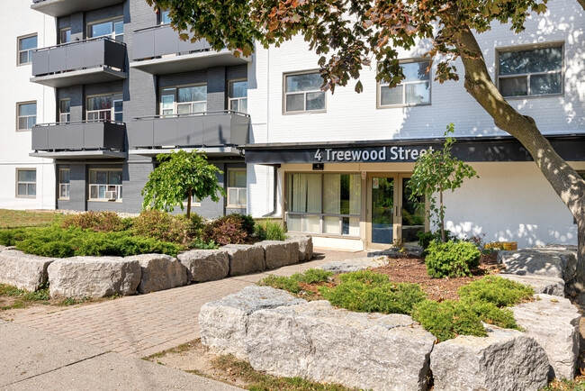 Photo du bâtiment - Treewood Apartments