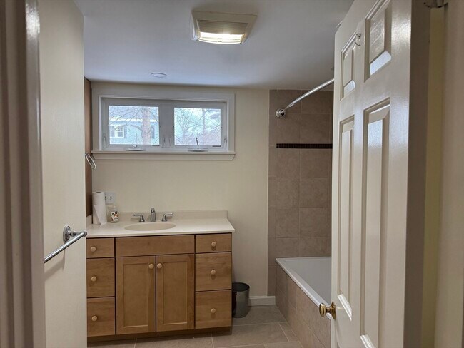 Foto del edificio - 351 Village St