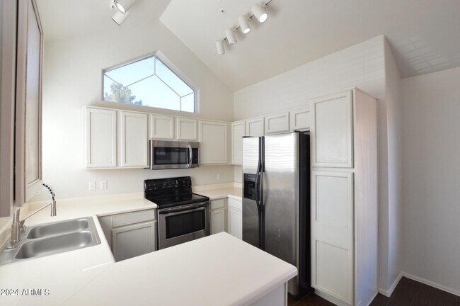 Building Photo - 1633 E Lakeside Dr